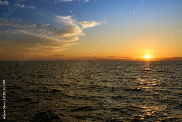 Fototapeta 【伊勢湾】水平線に沈むオレンジ色の太陽