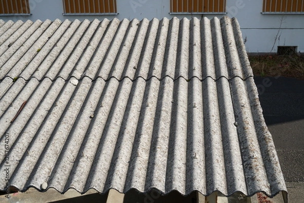 Obraz アスベストの古い波状の屋根