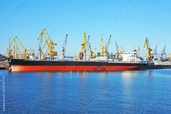 Obraz Bulk cargo ship under port crane
