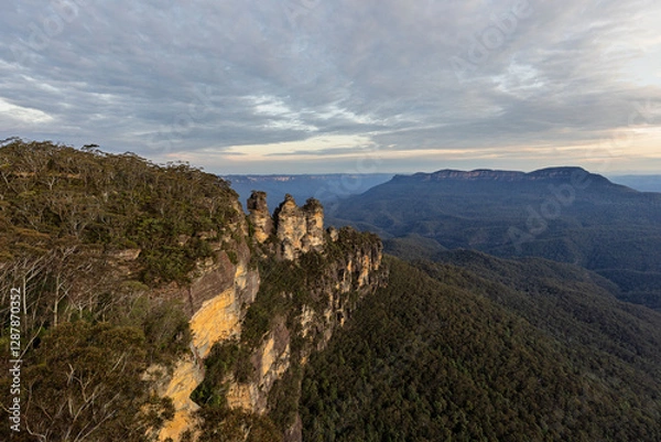 Fototapeta The Three Sisters near Katoomba, in the Blue Mountains, NSW, Australia