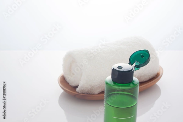 Obraz 受皿にのせたタオルとボディオイル