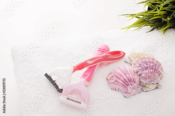 Obraz タオルの上に２本のカミソリ　緑