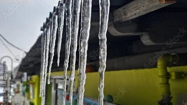 Obraz 대한민국 서울 겨울날 마을 처마의 고드름 얼음