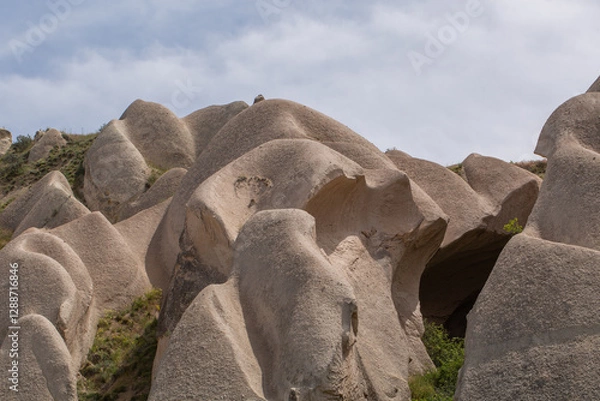 Fototapeta Cappadocia’s colorful rock formations, shaped by wind and water erosion, create a surreal landscape. Layers of volcanic rock reveal history, while valleys and cliffs form an awe-inspiring natural wond