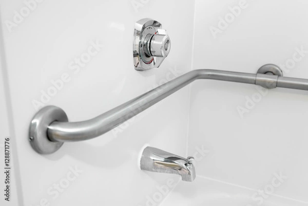 Fototapeta Poręcz poręczy do wanny przystosowana dla osób niepełnosprawnych