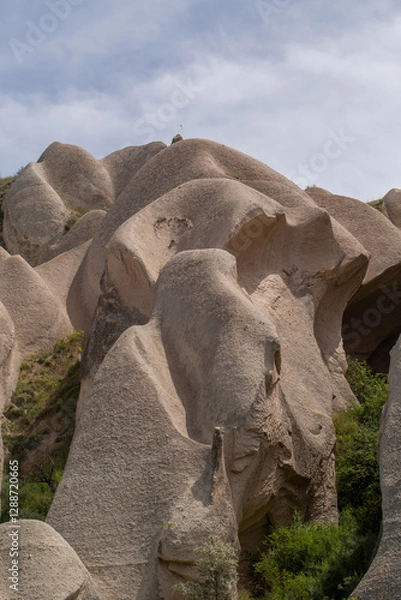 Fototapeta Cappadocia’s colorful rock formations, shaped by wind and water erosion, create a surreal landscape. Layers of volcanic rock reveal history, while valleys and cliffs form an awe-inspiring natural wond