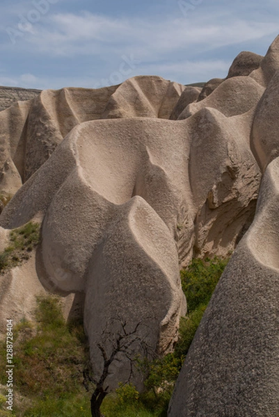 Fototapeta Cappadocia’s colorful rock formations, shaped by wind and water erosion, create a surreal landscape. Layers of volcanic rock reveal history, while valleys and cliffs form an awe-inspiring natural wond