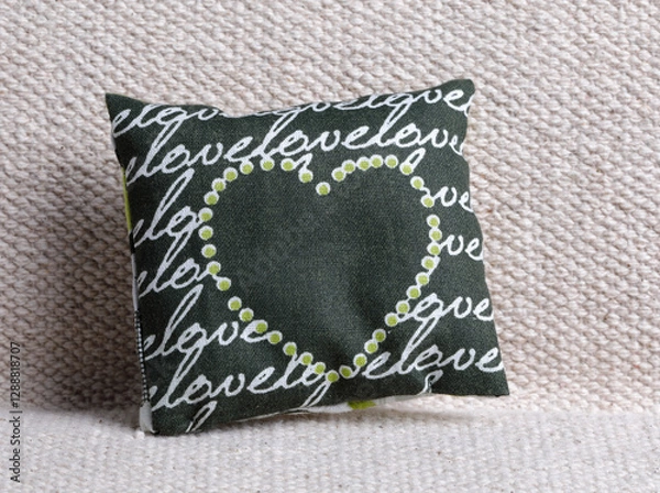 Obraz  Heart on cushion with text