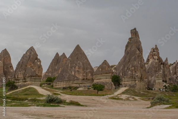 Fototapeta Cappadocia’s colorful rock formations, shaped by wind and water erosion, create a surreal landscape. Layers of volcanic rock reveal history, while valleys and cliffs form an awe-inspiring natural wond