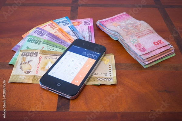 Obraz Смартфон (калькулятор) лежащий на деньгах.