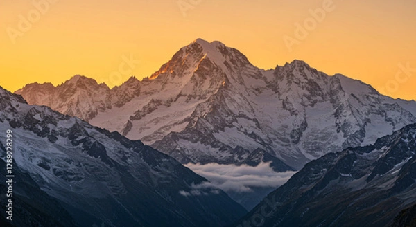 Obraz Golden Hour's Embrace on Majestic Peaks