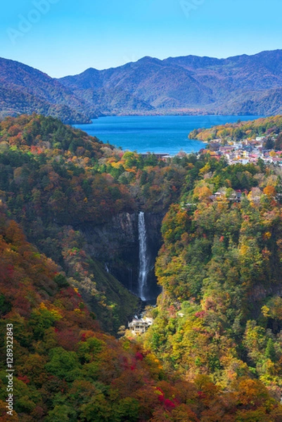 Obraz 中禅寺湖を望む華厳の滝 – 錦に染まる美しい秋の風景
