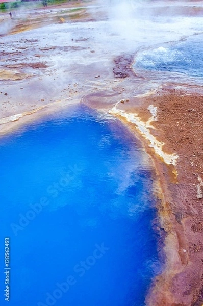 Fototapeta Thermalquelle Blesi, Blue pool und Transparent pool, Touristen, Haukadalur, Thermalfeld des Großen Geysir und des Strokkur,  Heißwassertal Haukadalur, Suðurland, Island, Europa 