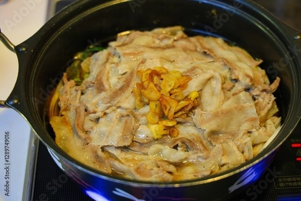 Obraz 豚バラ肉の鍋を調理中