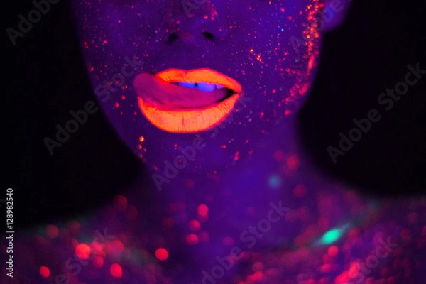 Obraz Portret pięknej mody kobiety w neonowym świetle. Model Girl z fluorescencyjnym twórczym makijażem psychodelicznym, projekt sztuki modelu tancerza disco w UV, kolorowy abstrakcyjny makijaż