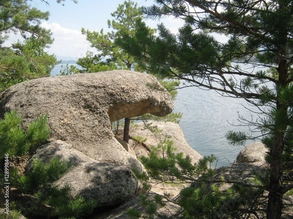 Fototapeta Скала, обработанная солнцем, ветром и водой.