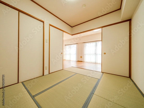 Obraz 和室とリビングがつながる日本の住宅｜伝統的な畳とふすまのある空間