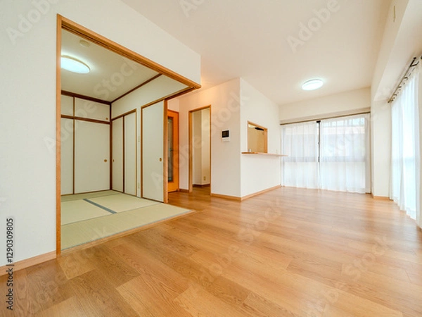 Obraz 和洋折衷のリビング｜畳スペースと木目フローリングの調和