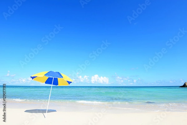 Fototapeta 沖縄の美しい海とビーチパラソル
