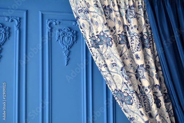 Obraz Разноцветная штора на синей стене