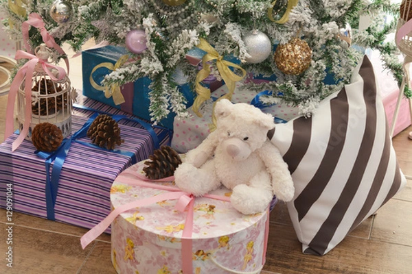 Obraz Красиво украшенная новогодняя елка, рождественские подарки, плюшевый белый мишка

