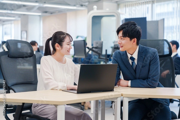 Fototapeta 先輩社員から業務を教えてもらう新人の女性