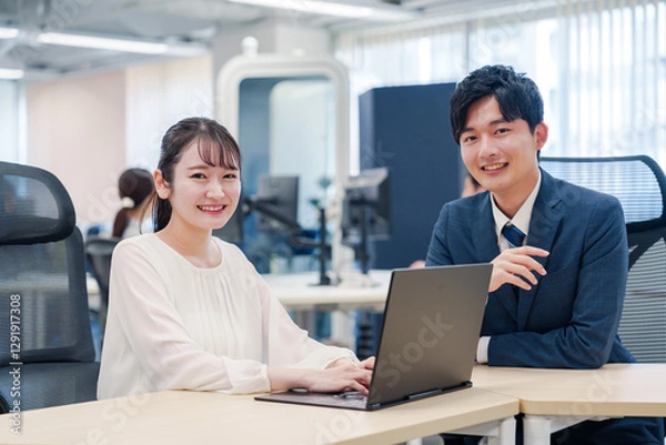 Fototapeta 先輩社員から業務を教えてもらう新人の女性