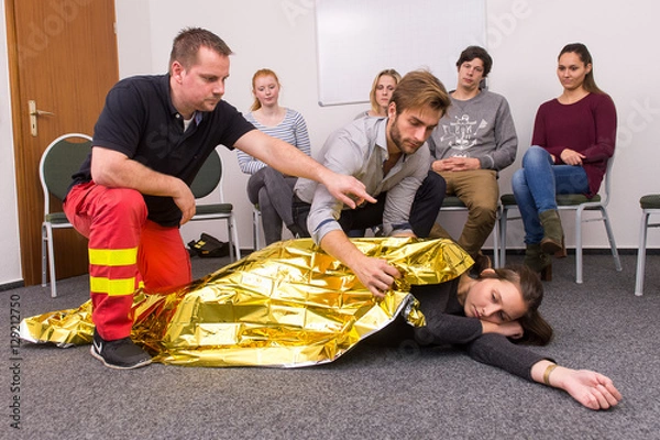 Fototapeta Erste-Hilfe-Kurs - Stabile Seitenlage