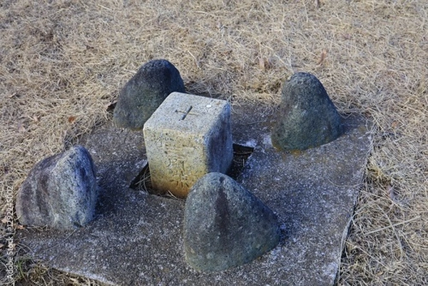 Obraz 日本最古の三角点（三角點）、鳶尾山山頂