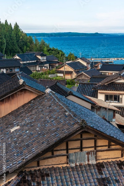 Obraz 石川県　七尾市の黒い瓦屋根　9月
