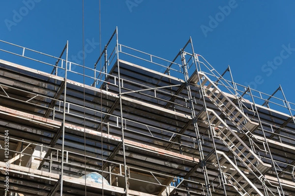 Fototapeta Neubau Fassade mit Gerüst