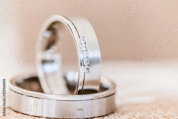 Obraz silberne Eheringe mit Diamanten auf Stoff