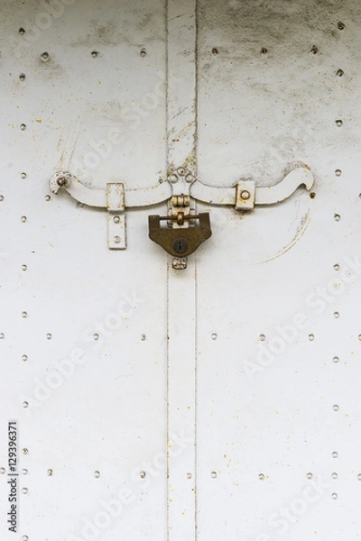 Fototapeta 古い倉庫の扉と南京錠