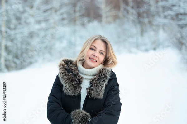 Obraz Портрет блондинки в зимнем лесу