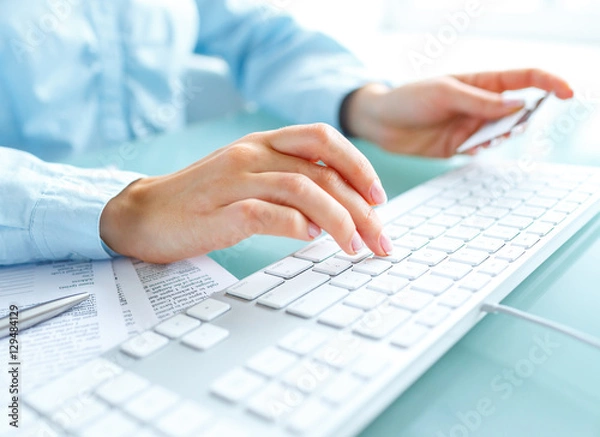 Fototapeta Hands using computer and credit card