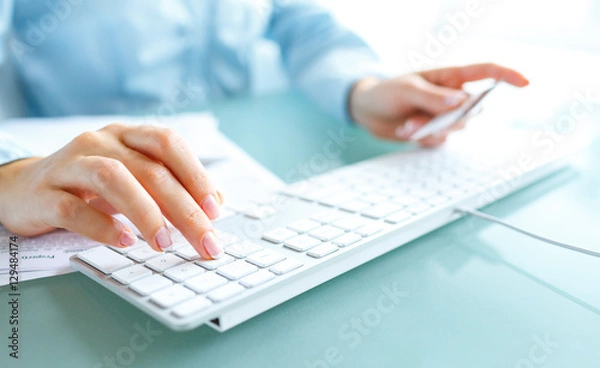 Fototapeta Hands using computer and credit card