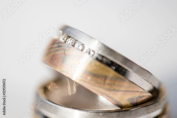 Fototapeta goldener Ehering mit Diamanten