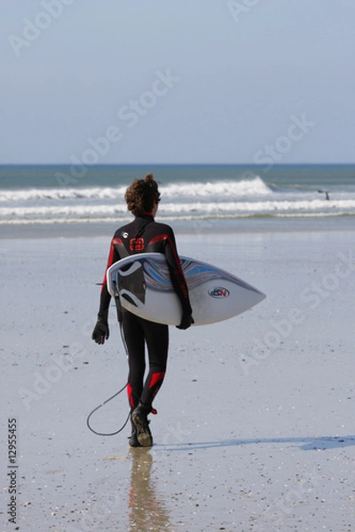Obraz surfeur marchant sur la plage