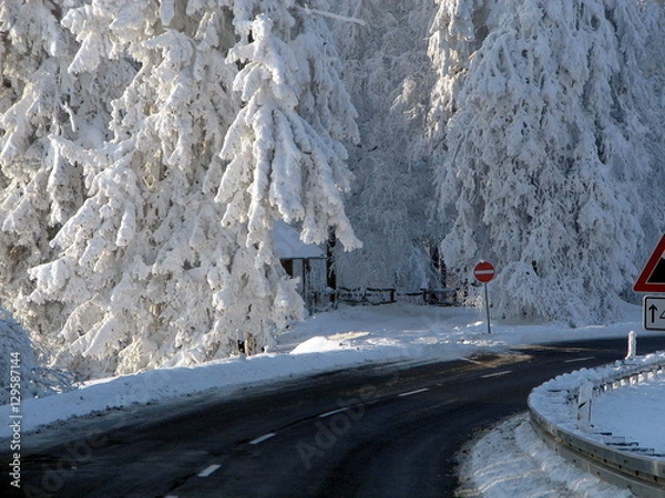 Obraz Straße durch Winterlandschaft