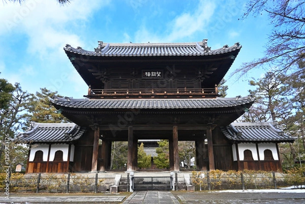 Obraz 京都最古の禅寺 建仁寺の雄大な三門