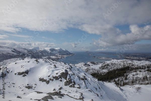 Fototapeta Great mountain hike in beautiful spring weather - on Kjølsfjellet 