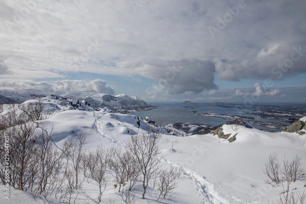Fototapeta Great mountain hike in beautiful spring weather - on Kjølsfjellet