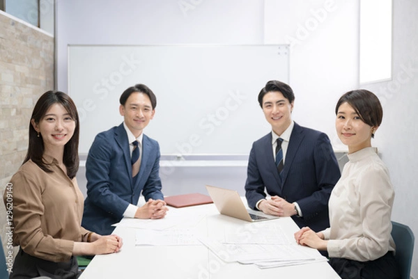 Fototapeta 複数の男女のビジネスマンのミーティングの様子　カメラ目線の正面