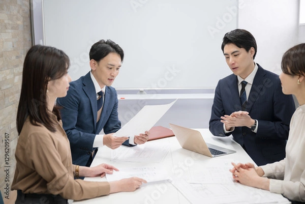 Fototapeta 複数の男女のビジネスマンのミーティングの様子　企画などを提案する打ち合わせのイメージ