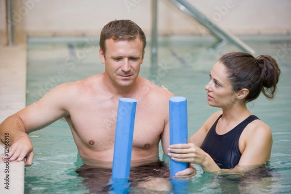 Obraz Instruktor i pacjent przechodzący terapię wodną