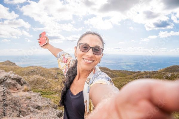 Obraz selfie de mujer latina viajera en montañas de Argentina, san luis
