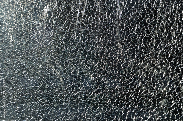 Fototapeta Zbita szyba klejona.