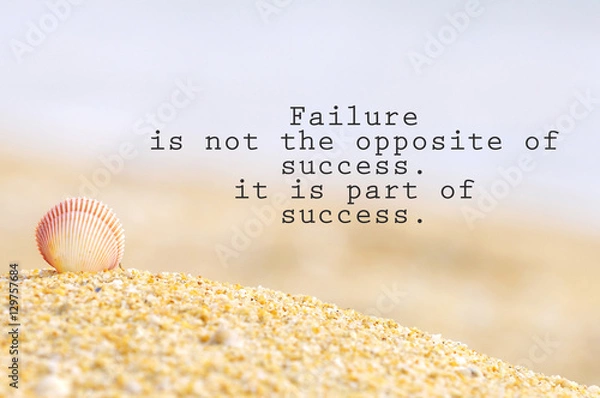 Fototapeta Inspirujący cytat motywacyjny z muszli na piasku na plaży. Porażka nie jest przeciwieństwem sukcesu. to część sukcesu.