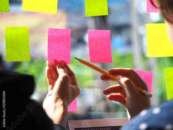 Fototapeta Sticky note paper reminder schedule board. Business people meeting and use post it notes to share idea on sticky note. Discussing - business, teamwork, brainstorming concept vintage tone