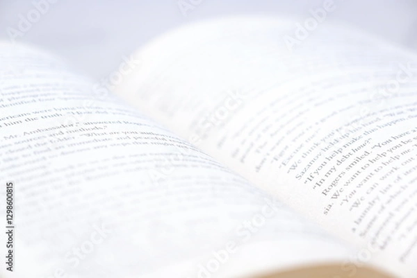 Fototapeta 英語のペーパーバックのページを開いて、のんびり読書を楽しんでいるイメージ
